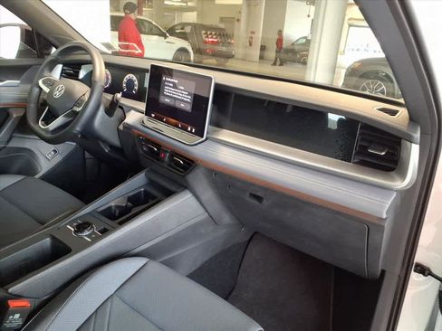 Used 2025 Volkswagen Tiguan SE R-Line image 22