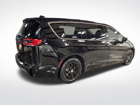 Used 2024 Chrysler Pacifica Touring-L image 5