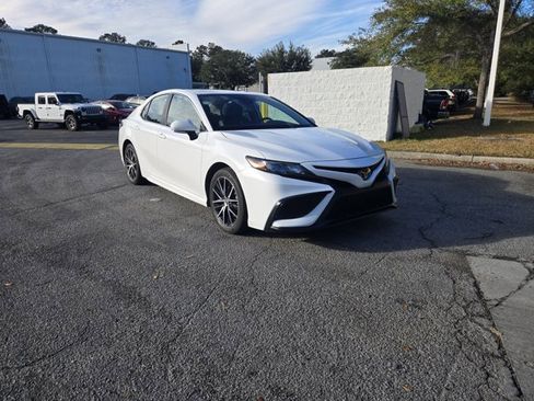 Used 2024 Toyota Camry SE image 3