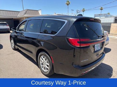 Used 2023 Chrysler Pacifica Touring-L FWD image 4