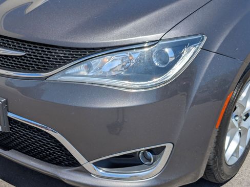 Used 2017 Chrysler Pacifica Touring-L w/ Tire & Wheel Group FWD image 12