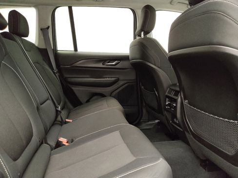 Used 2023 Jeep Grand Cherokee Laredo AWD/4WD image 19