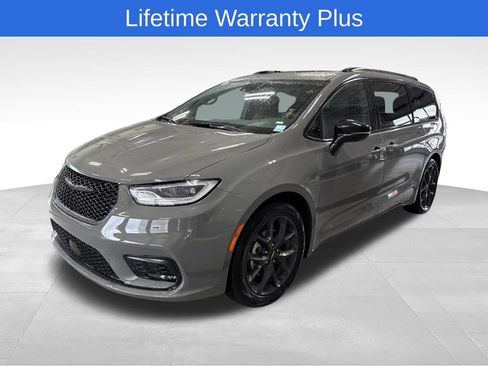 Used 2025 Chrysler Pacifica Limited FWD image 1