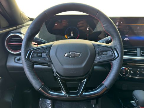 Used 2025 Chevrolet Trax RS FWD image 18