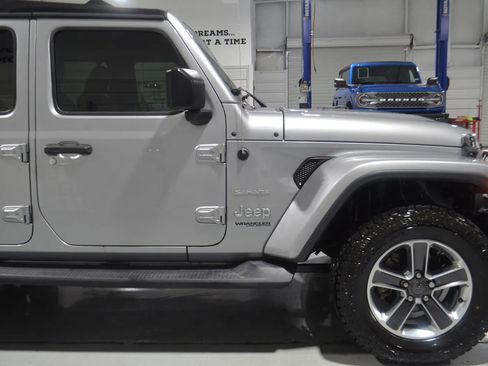 Used 2018 Jeep Wrangler Unlimited Sahara AWD/4WD image 7