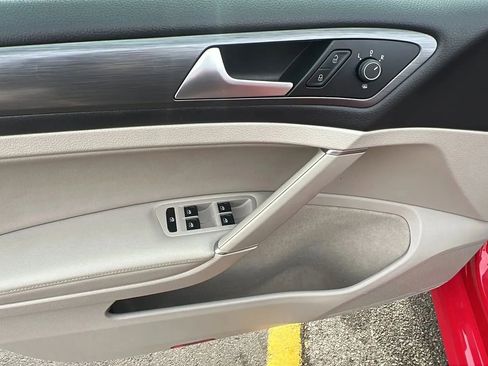 Used 2019 Volkswagen Golf SE image 23