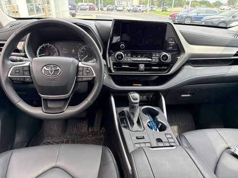 Used 2025 Toyota Highlander XLE AWD/4WD image 7