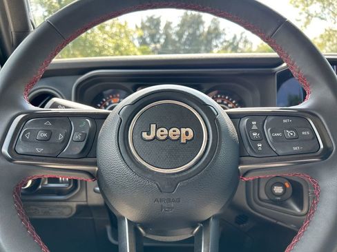 Used 2024 Jeep Wrangler Unlimited Rubicon AWD/4WD image 16