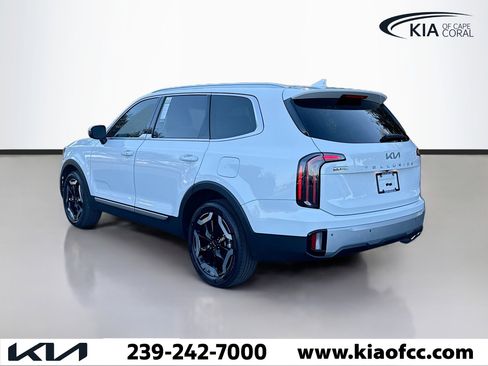 Certified 2024 Kia Telluride EX w/ EX Captain's Chair Package image 3
