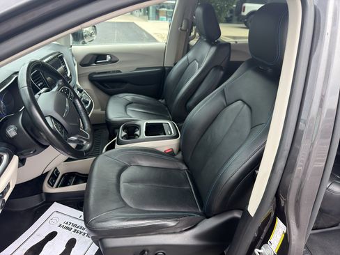 Used 2021 Chrysler Pacifica Touring-L FWD image 14