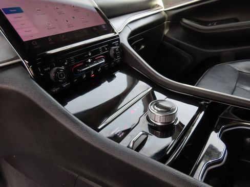 Certified 2023 Jeep Grand Cherokee Limited image 18