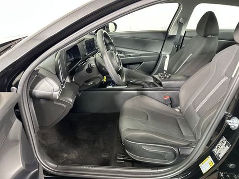 Used 2025 Hyundai Elantra SE image 11