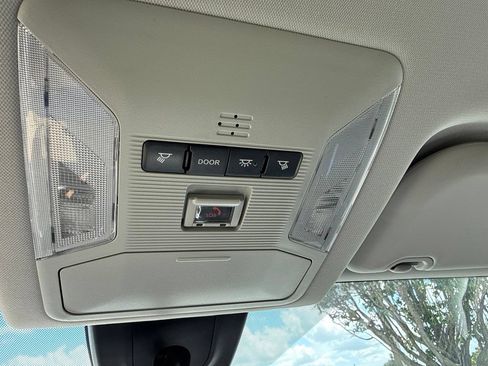 Used 2021 Toyota RAV4 LE AWD/4WD image 17