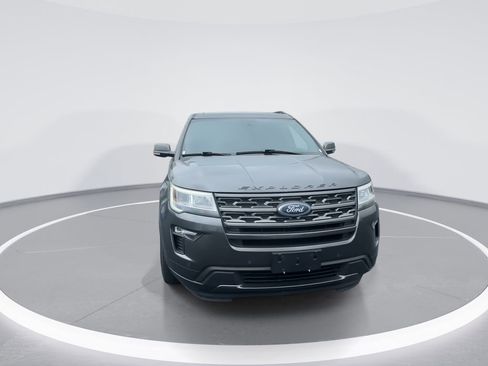 Used 2018 Ford Explorer XLT w/ Equipment Group 202A image 3