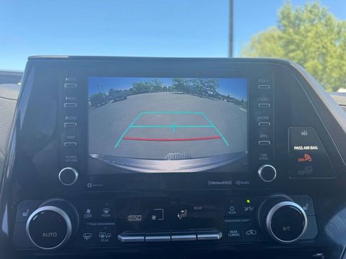 Used 2021 Toyota Highlander XLE AWD/4WD image 23