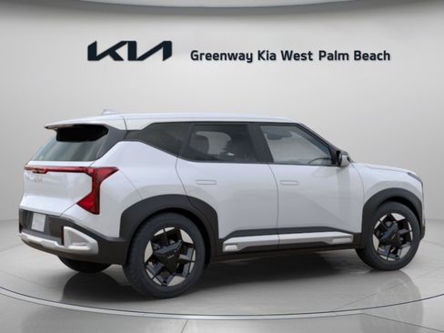 New 2027 Kia Seltos S FWD image 8