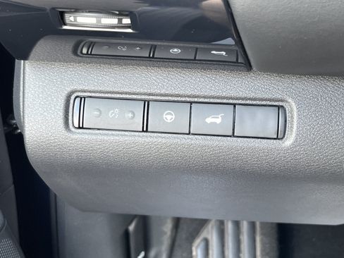Used 2025 Nissan Pathfinder SV AWD/4WD image 17