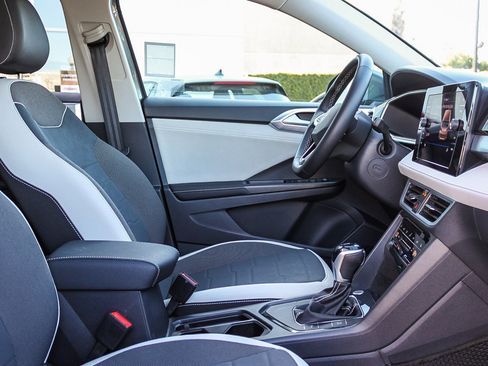 Used 2025 Volkswagen Taos SE image 18