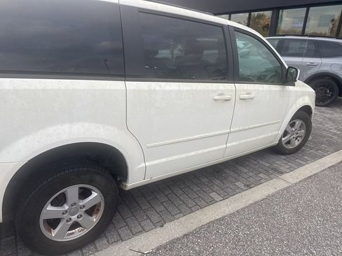 Used 2012 Dodge Grand Caravan SXT image 11