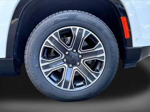 Certified 2024 Jeep Wagoneer L Series II w/ Flexible Seating Group RWD image 34