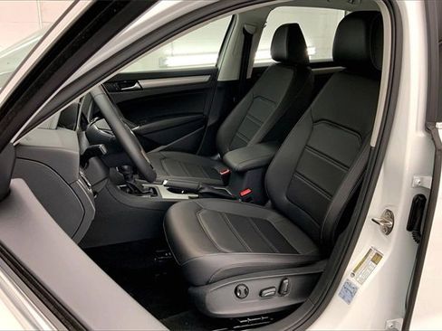Used 2021 Volkswagen Passat 2.0T SE image 25