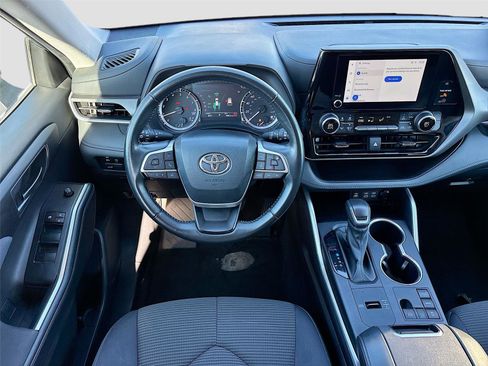 Used 2024 Toyota Highlander LE image 25