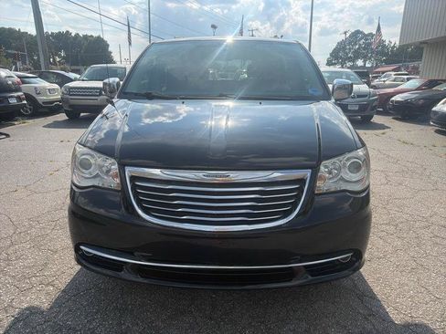 Used 2014 Chrysler Town & Country Limited w/ Luxury Group FWD image 3