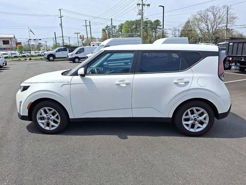 Used 2023 Kia Soul LX w/ Option Group 015 FWD image 5