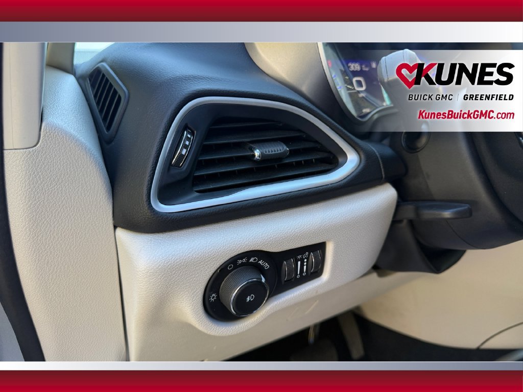 Used 2024 Chrysler Pacifica Touring-L FWD image 19