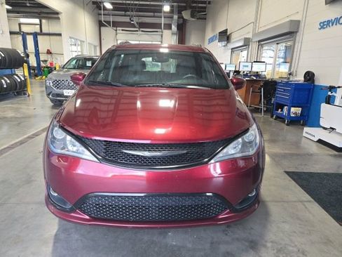 Used 2019 Chrysler Pacifica Touring-L Plus w/ S Appearance Package image 3