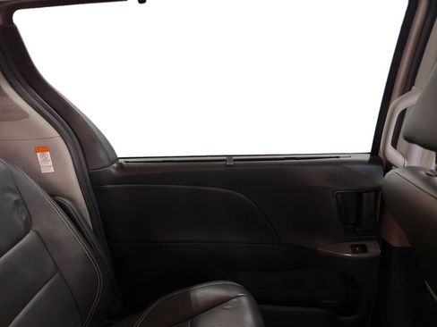 Used 2018 Toyota Sienna SE Premium FWD image 23