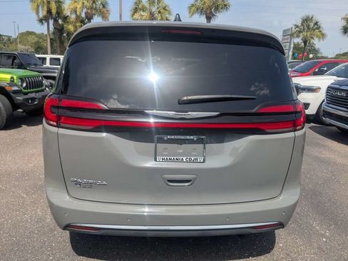Used 2025 Chrysler Pacifica Select FWD image 5