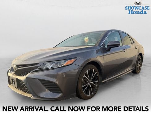 Used 2019 Toyota Camry SE w/ Carpet Mat Package FWD image 2