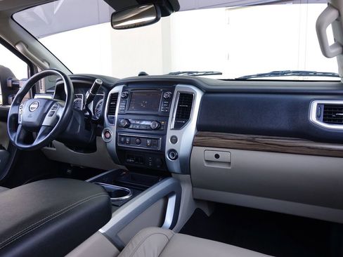 Used 2017 Nissan Titan SL w/ SL Towing Convenience Package image 7