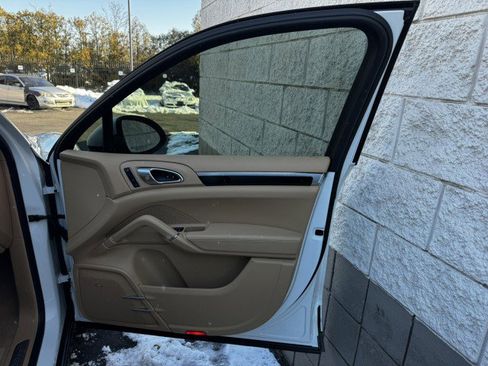 Used 2014 Porsche Cayenne Platinum Edition image 38