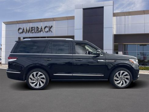 Used 2023 Lincoln Navigator Reserve image 7