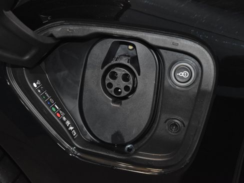 Used 2024 Porsche Taycan image 32