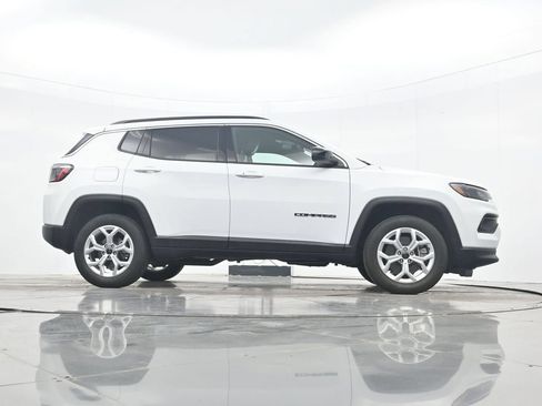 Used 2025 Jeep Compass Latitude AWD/4WD image 32