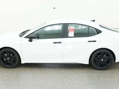 New 2026 Toyota Camry Hybrid FWD image 3