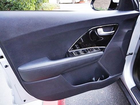 Used 2019 Kia Niro EX image 22