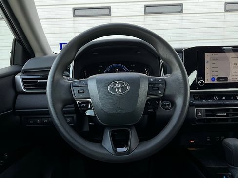 Used 2025 Toyota Camry LE image 31