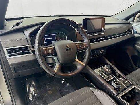 Used 2022 Mitsubishi Outlander SE image 11