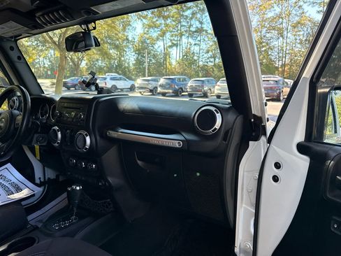 Used 2015 Jeep Wrangler Unlimited Rubicon w/ Connectivity Group image 17