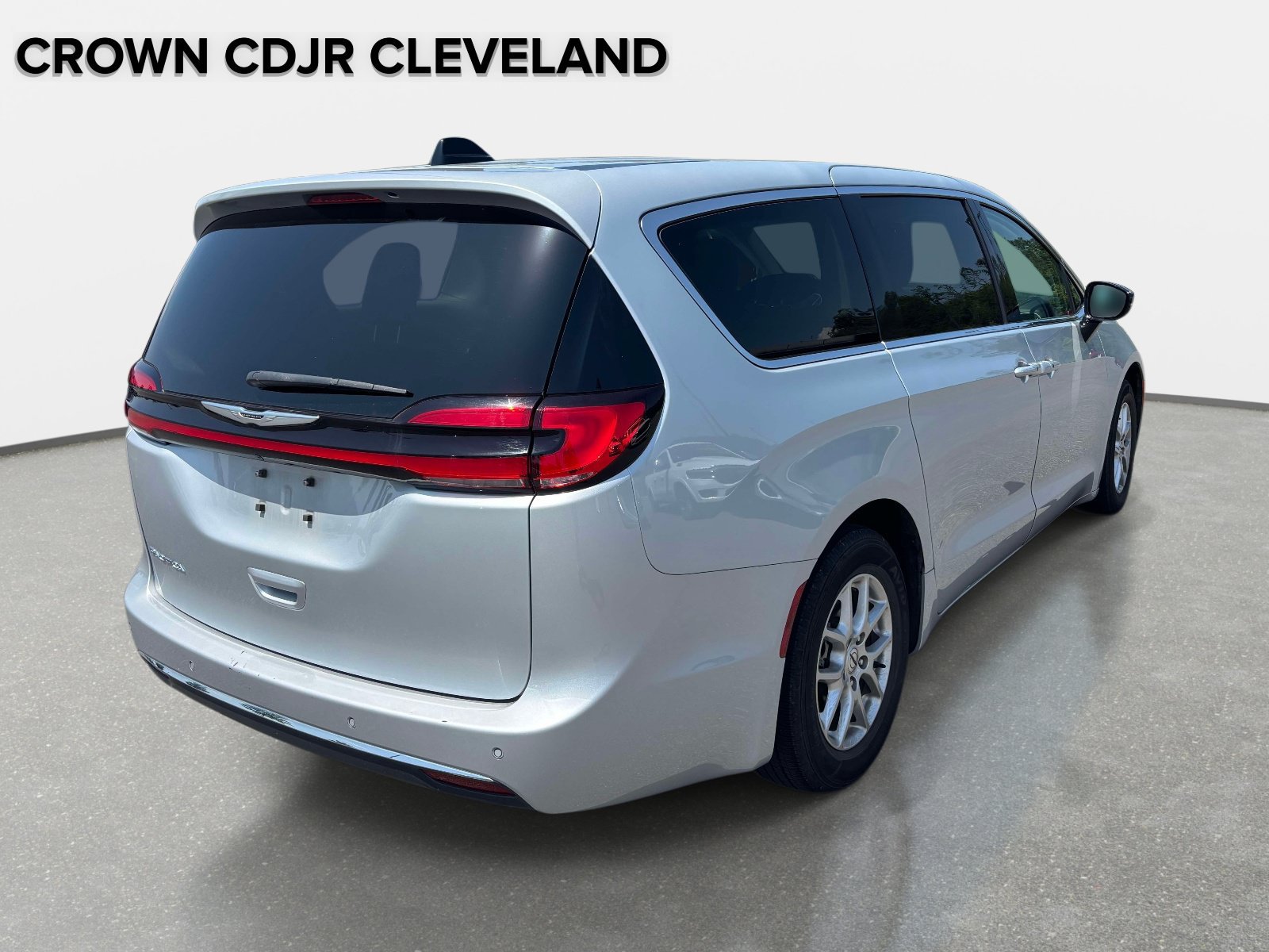Used 2024 Chrysler Pacifica Touring-L FWD image 6