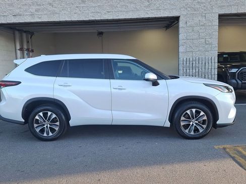 Certified 2024 Toyota Highlander XLE image 4