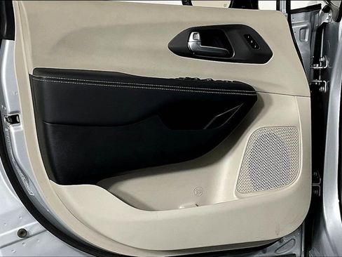 Used 2024 Chrysler Pacifica Touring-L image 24