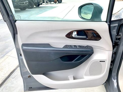 Used 2022 Chrysler Pacifica Limited FWD image 10