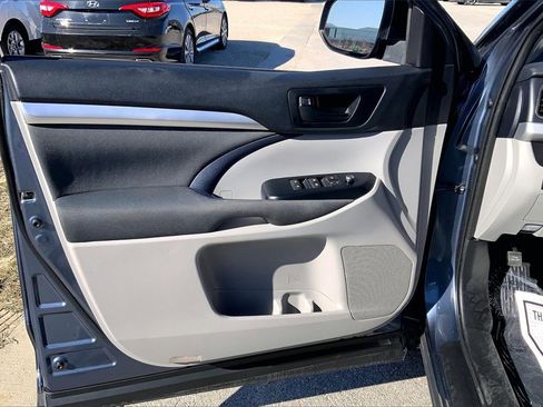 Used 2019 Toyota Highlander LE image 18