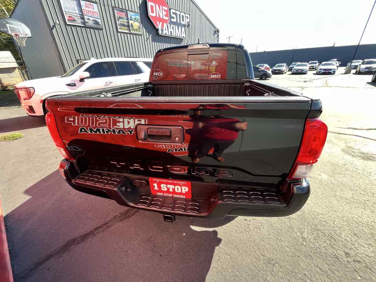 Used 2018 Toyota Tacoma TRD Sport AWD/4WD image 6