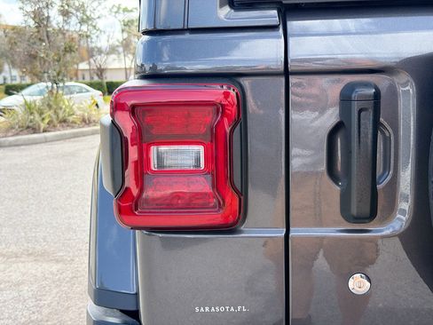 Used 2020 Jeep Wrangler Unlimited Sahara image 11